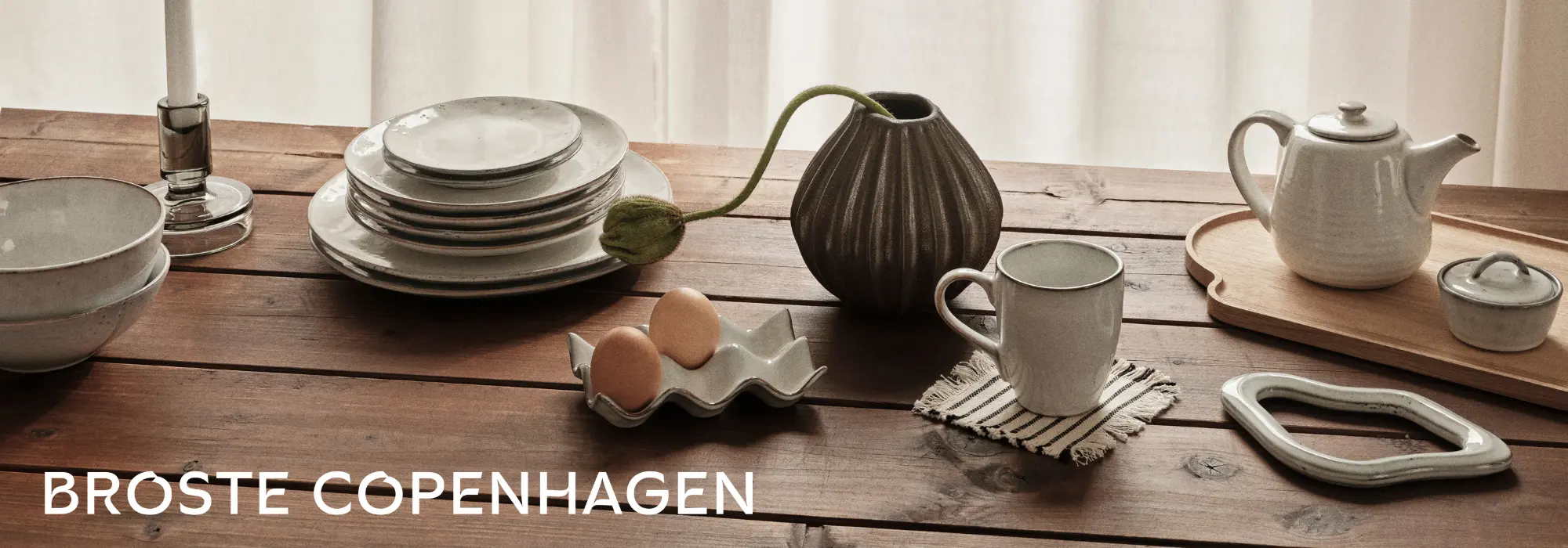 Broste Copenhagen servise, keramikk, vase og tekanne – naturlig borddekking i nordisk stil.