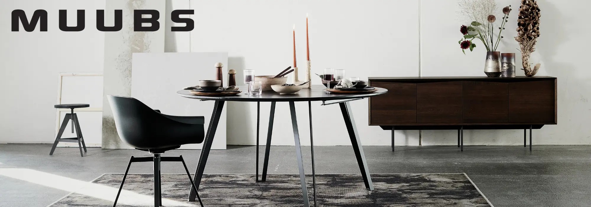 Muubs møbler, spisebord, spisestol og skjenk i rustikk skandinavisk design.