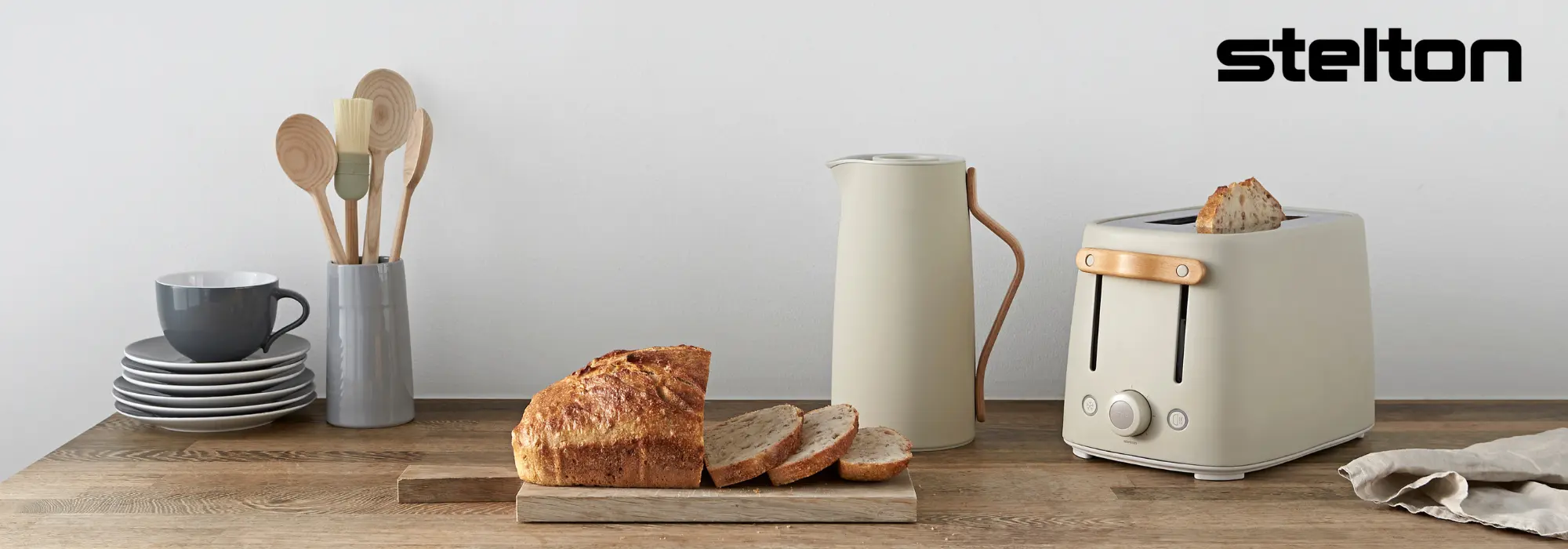 Stelton Emma-serie med brødrister, kaffekanne og kjøkkenredskaper i nordisk design.