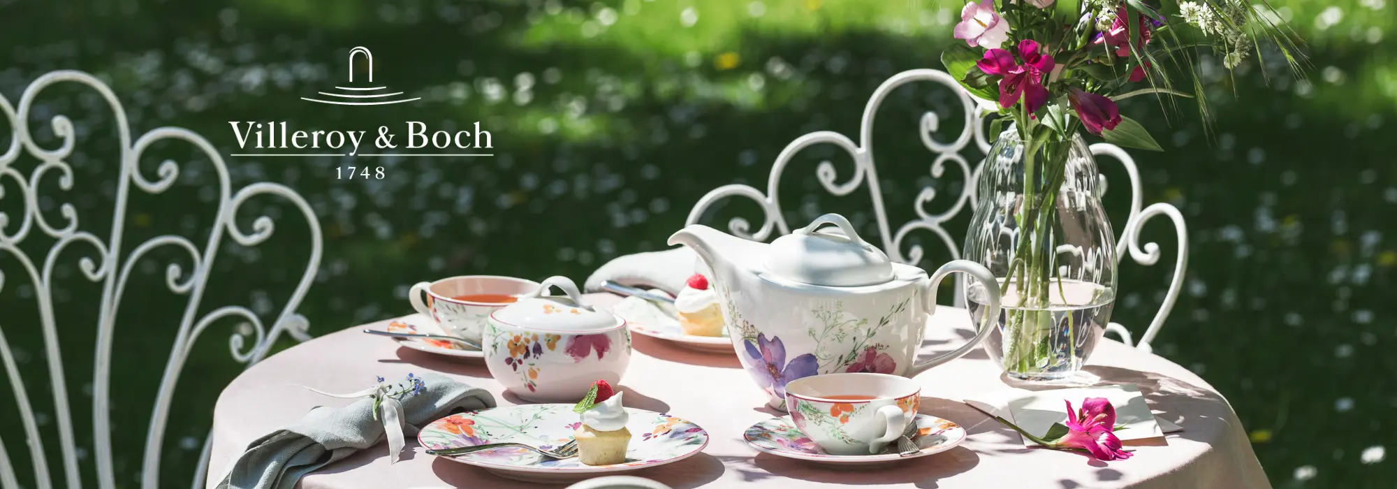 Villeroy & Boch servise i Mariefleur-serien, elegant borddekking utendørs med blomstrete tekopper, asjetter og tekanne.